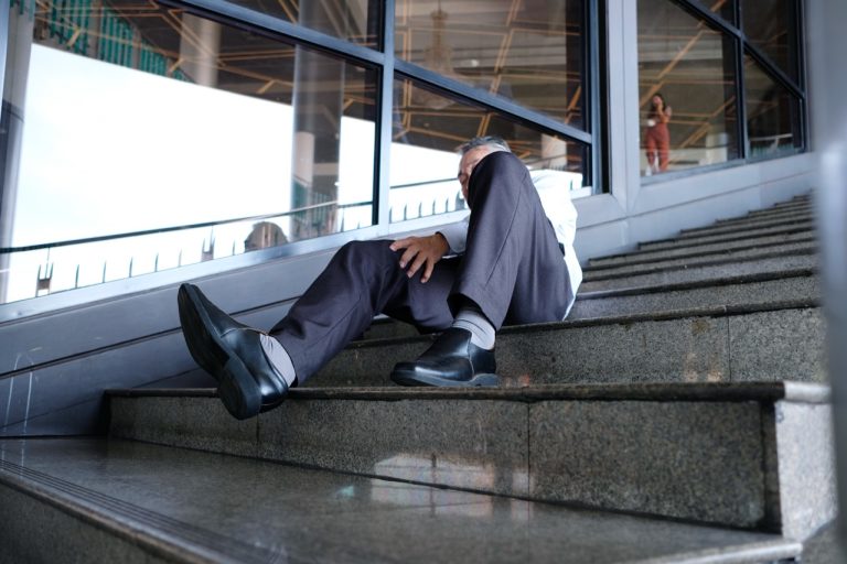 Why Your Knees Hurt When Walking Up and Down Stairs