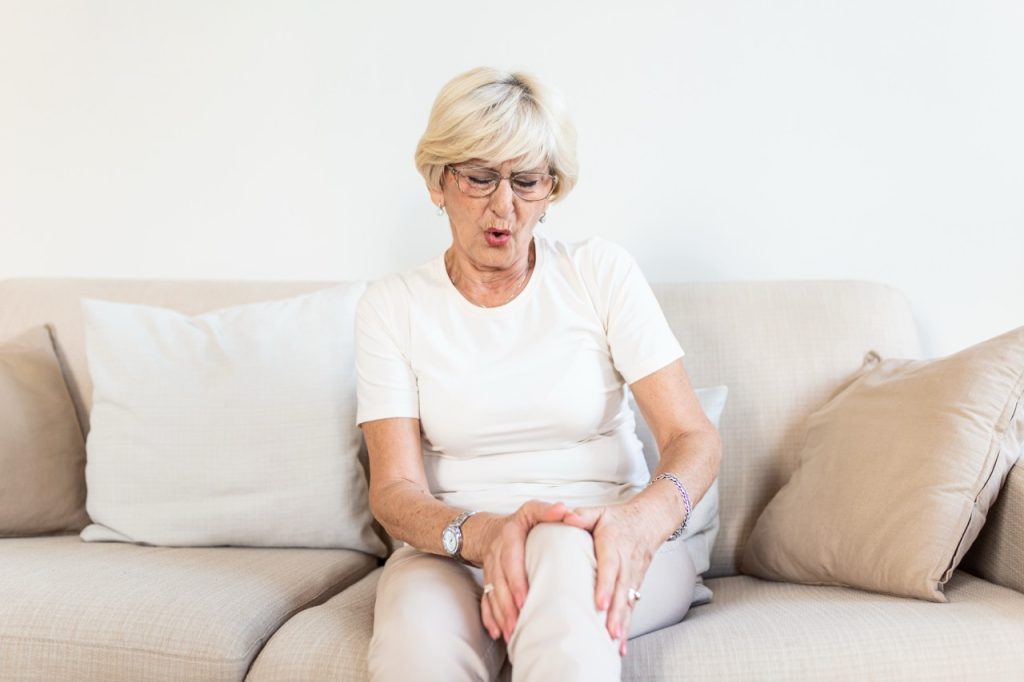 women experiencing knee pain
