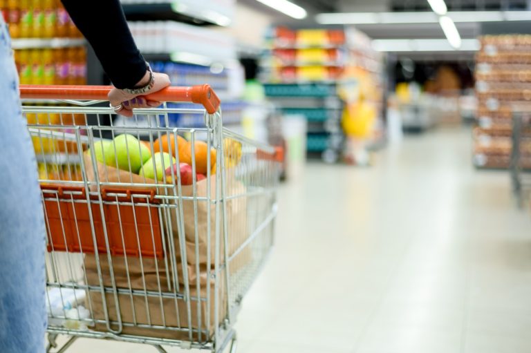 shopping cart in grocery store, knee pain experienced while walking